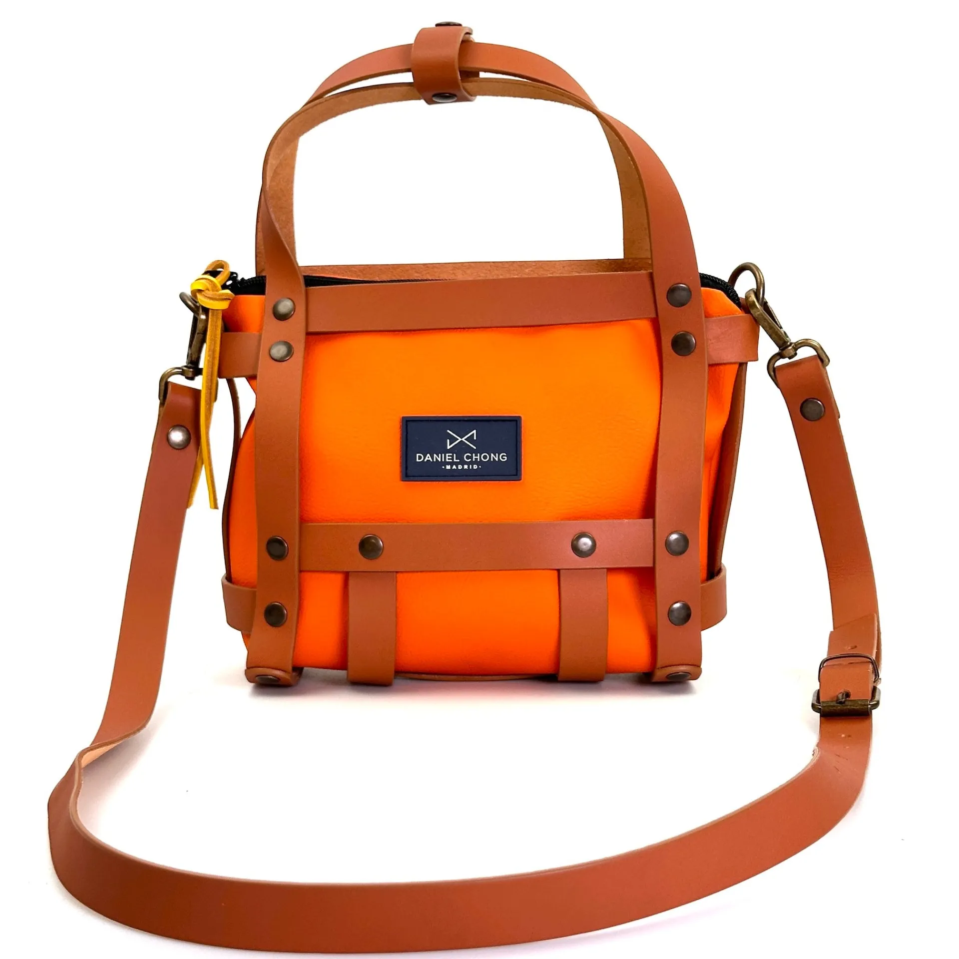 Daniel Chong BOLSO ARNÉS PIEL AVELLANA* Bolsos Arnés