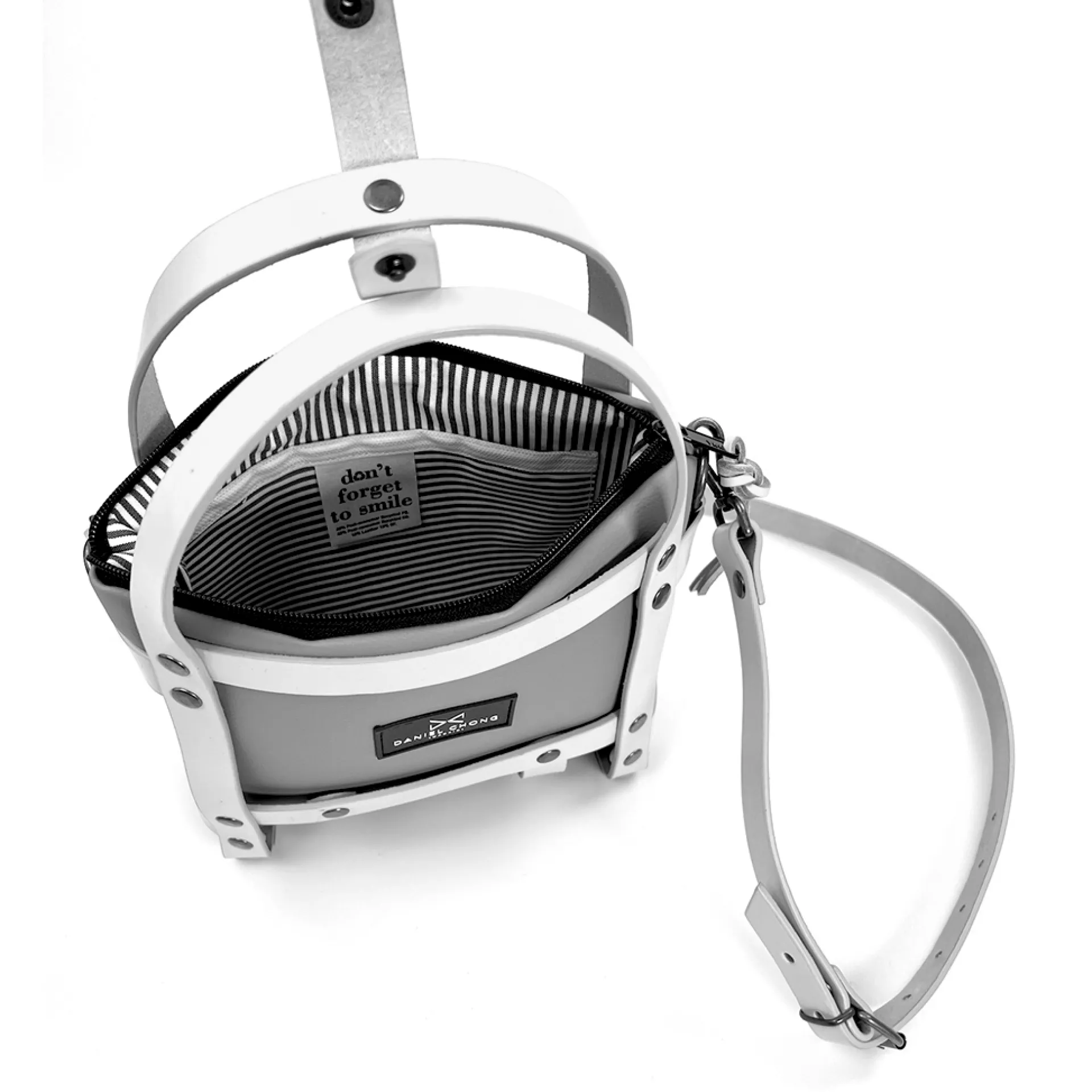 Daniel Chong BOLSO ARNÉS PIEL AVELLANA* Bolsos Arnés